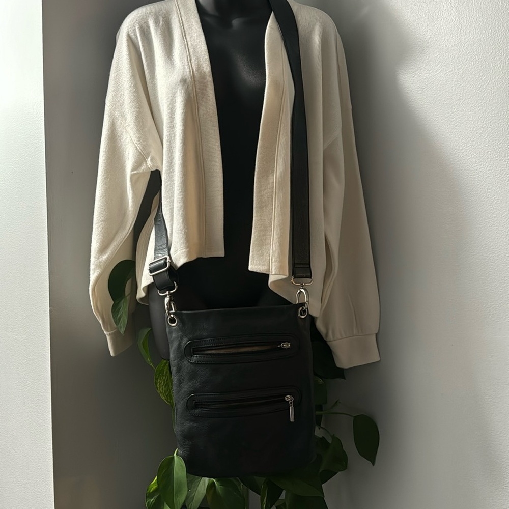 🍍MARGOT CROSSBODY-zip pocket inside 🍍2 6.5” zip pocket on front-strap 21” max
